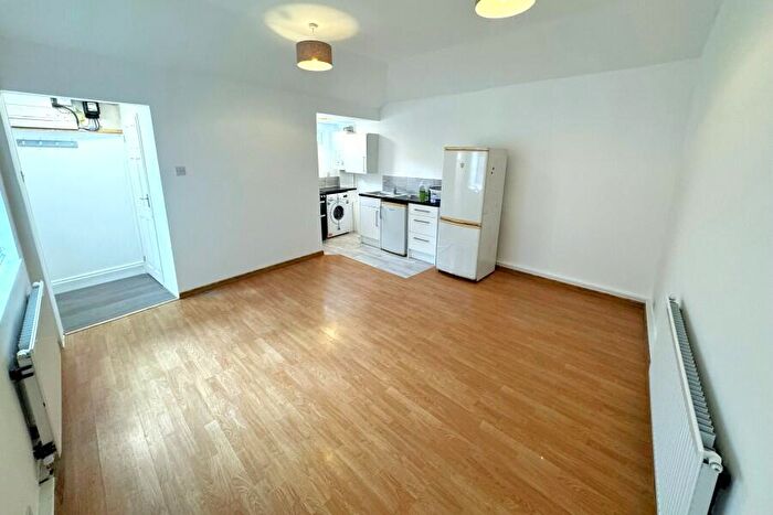 Studio To Rent In Weybridge, Surrey, KT13