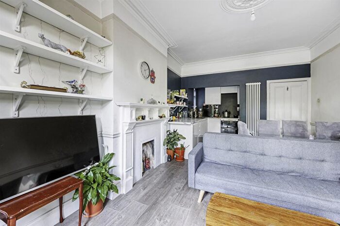 2 Bedroom Flat To Rent In Whitehall Gardens, Acton, W3