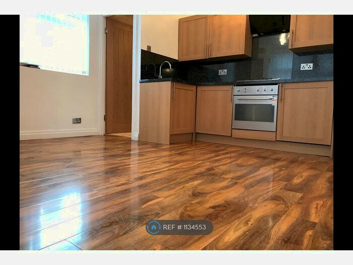 4 Bedroom Flat To Rent In Polygon Road, Manchester, M8