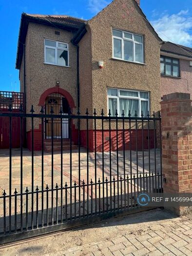 3 Bedroom Semi-Detached House To Rent In London, London, NW2
