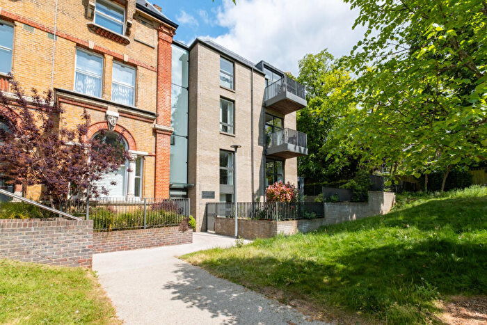 3 Bedroom Flat For Sale In Woodside Avenue, London, N10