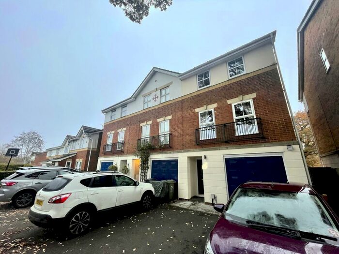 4 Bedroom End Of Terrace House To Rent In Cody Close, Ash Vale, GU12