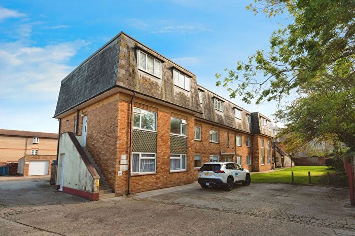2 Bedroom Flat For Sale In Stamford Avenue, Hayling Island, Hampshire, PO11