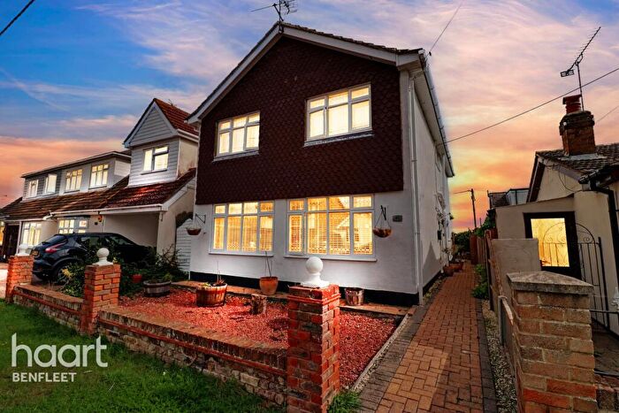 4 Bedroom Detached House For Sale In Marine Avenue, Canvey Island, SS8