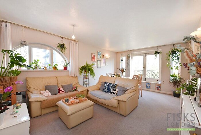 3 Bedroom Duplex For Sale In Discovery Walk, London, E1W