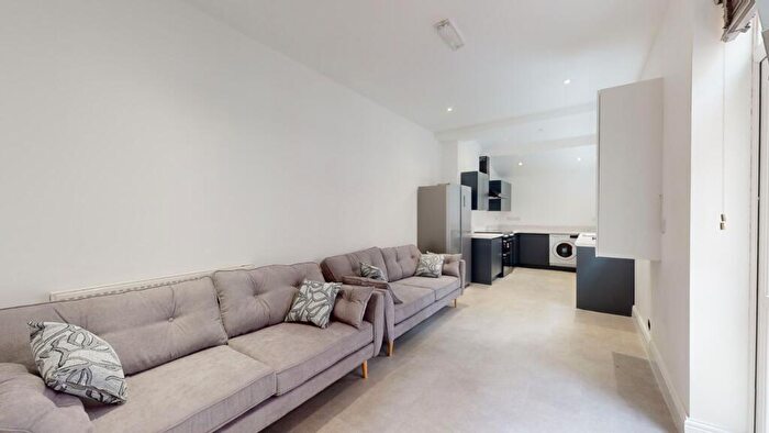 6 Bedroom House To Rent In Richmond Road, M14