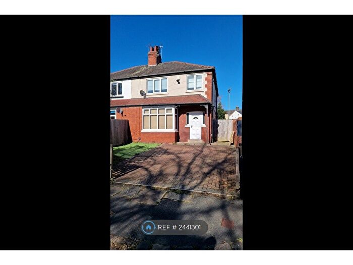 3 Bedroom Semi-Detached House To Rent In St. Michaels Grove, Leeds, LS6