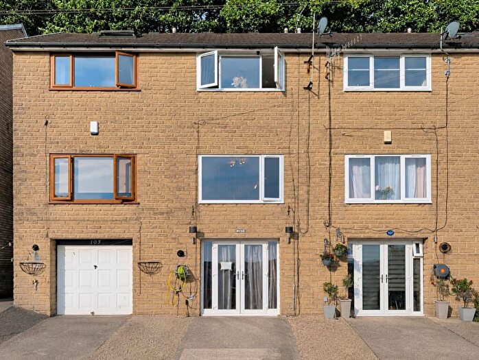 2 Bedroom Town House For Sale In Keswick Close, Siddal, Halifax, West Yorkshire, HX3