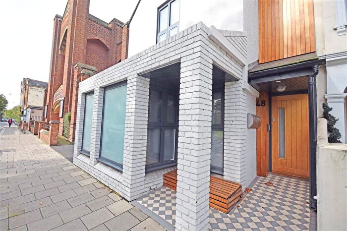 2 Bedroom Flat To Rent In The Green, Twickenham, TW2