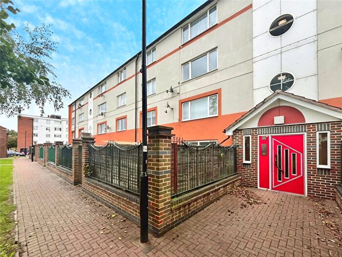 2 Bedroom Flat To Rent In Harlech Gardens, Hounslow, TW5