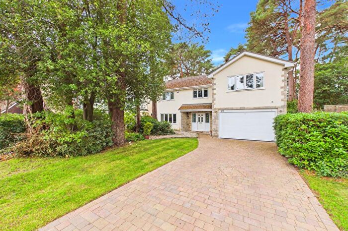4 Bedroom Detached House For Sale In Widworthy Drive, Broadstone, Dorset, BH18