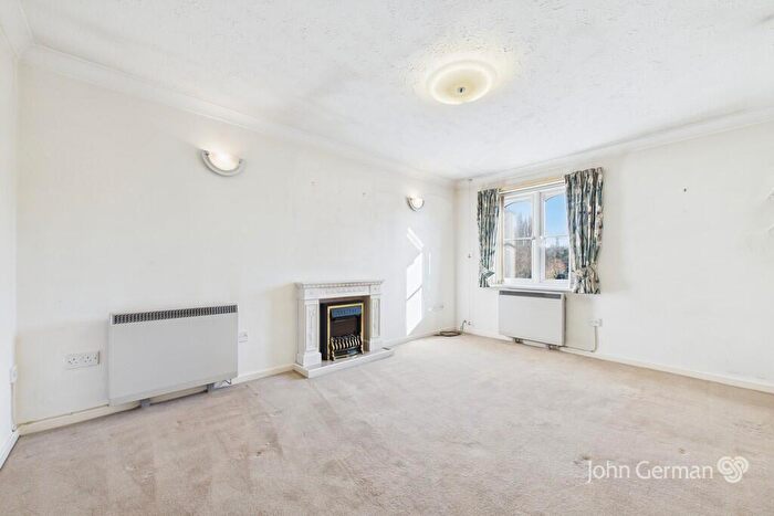 1 Bedroom Flat For Sale In Derwent Close, Burton-on-Trent, DE14
