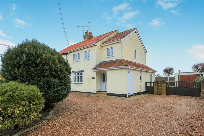4 Bedroom Semi-Detached House For Sale In Chelmsford Road, Blackmore, Ingatestone, CM4