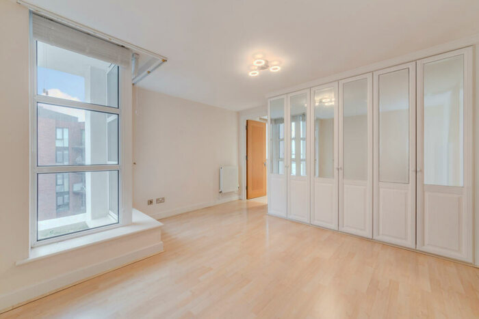 2 Bedroom Flat To Rent In Barrier Point Road, Silvertown, E16