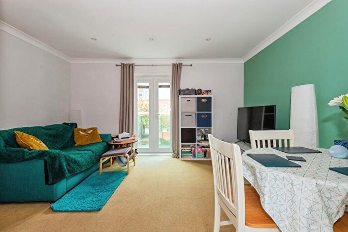 2 Bedroom Flat For Sale In Reynolds Avenue, Redhill, Surrey, RH1