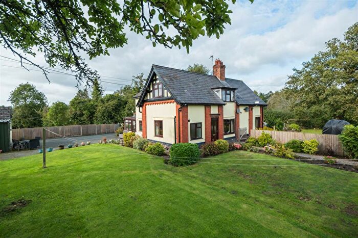 3 Bedroom Semi-Detached House For Sale In Bates Mill Lane, Beeston, CW6