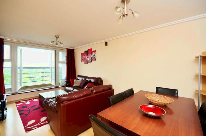 2 Bedroom Flat To Rent In Station Approach, Woking, GU22