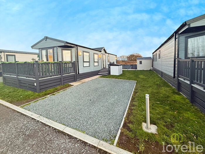 2 Bedroom Park Home For Sale In Four Seasons Country Park, Newark, NG23