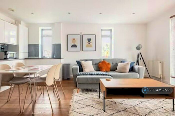 2 Bedroom Flat To Rent In Metro Building, London, E15