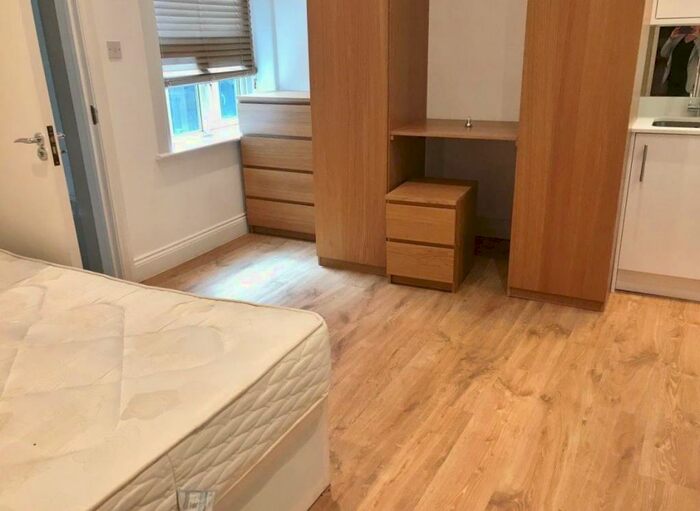 House To Rent In Ballards Lane, London, N3