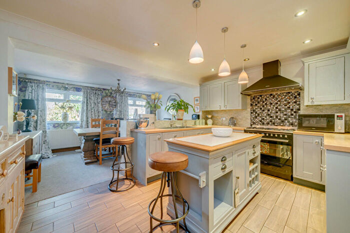 4 Bedroom Detached House For Sale In Oxford Road, Gomersal, BD19