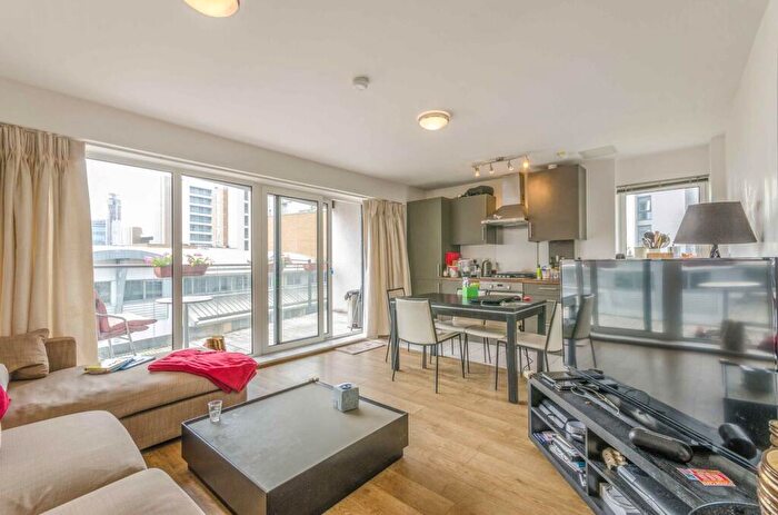 2 Bedroom Flat To Rent In Coutts Court, Tower Hamlets, London, E14