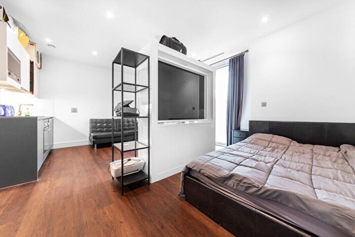 Flat To Rent In Harbour Way, Canary Wharf, E14