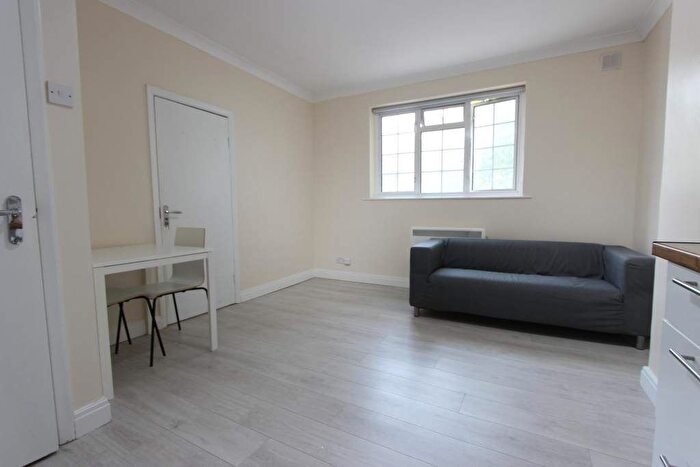 2 Bedroom Flat To Rent In High Road, London, N20