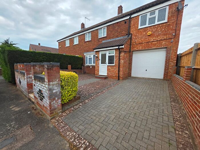 4 Bedroom Semi Detached House To Rent In Wodecroft Road, Luton, Bedfordshire, LU3