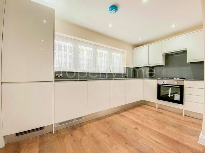 3 Bedroom Flat To Rent In Upsdell Avenue, London, N13