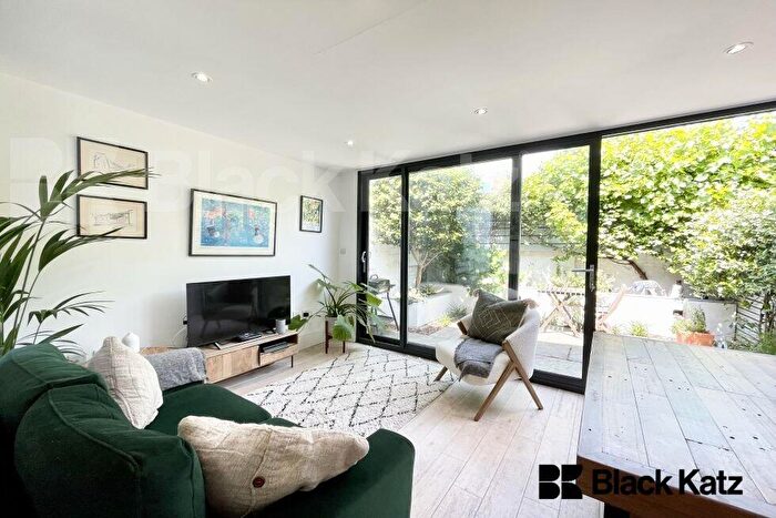 2 Bedroom Flat To Rent In Gowrie Road, Clapham Junction, SW11