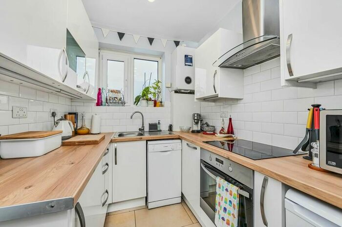 2 Bedroom Flat To Rent In Tooting Grove, London, SW17