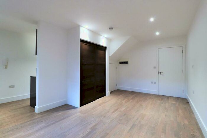Studio To Rent In Church Terrace, London, NW4