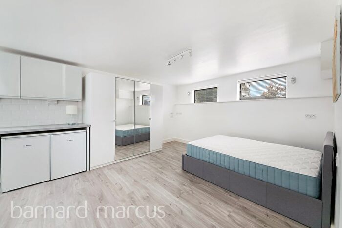 Studio To Rent In Blakenham Road, London, SW17