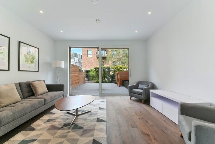 3 Bedroom Terraced House For Sale In Wansey Street, Elephant & Castle, London, SE17