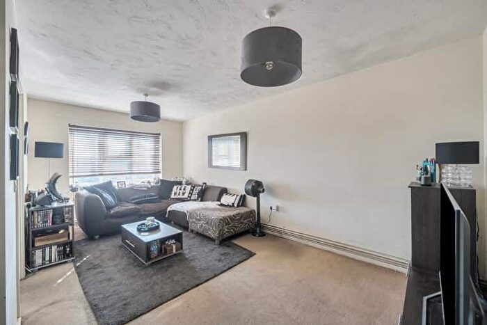 2 Bedroom Flat For Sale In Pursers Court, Slough, Berkshire, SL2