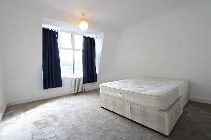 3 Bedroom Flat To Rent In Leigham Avenue, London, SW16