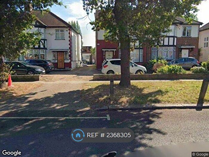 4 Bedroom Semi-Detached House To Rent In Winchmore Hill Road, London, N21
