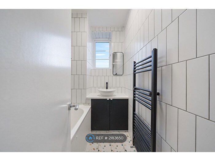 2 Bedroom Flat To Rent In Danby House, London, E9