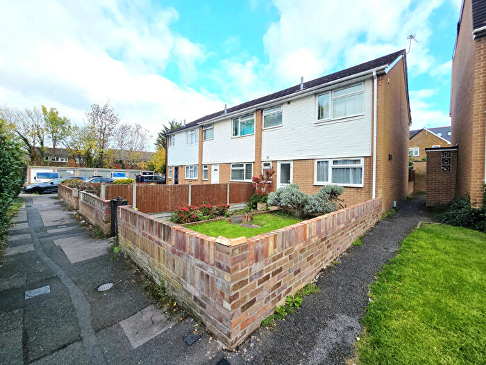 3 Bedroom End Of Terrace House For Sale In Ridge Bank, Slough, SL1