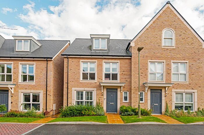 4 Bedroom Semi-Detached House For Sale In Clifton Close, Bicester, Oxfordshire, OX26