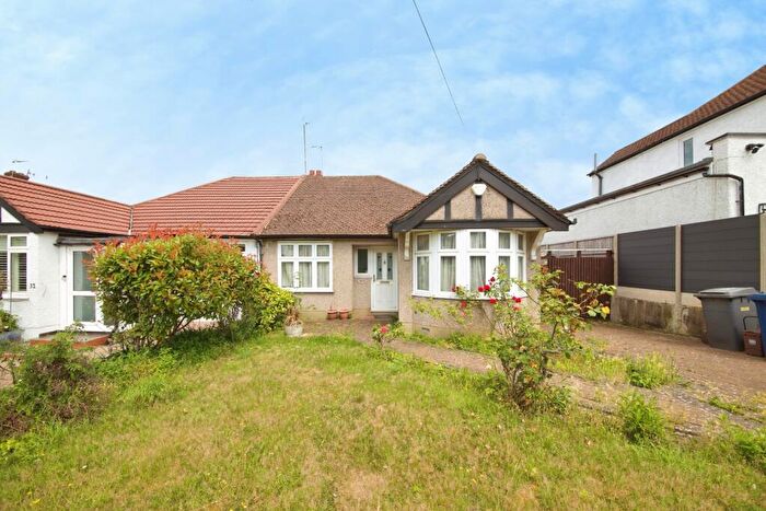 2 Bedroom Bungalow For Sale In Gallants Farm Road, East Barnet, Barnet, London, EN4