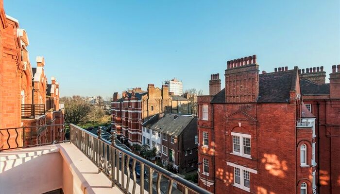 2 Bedroom Flat To Rent In Hamlet Gardens, London, W6