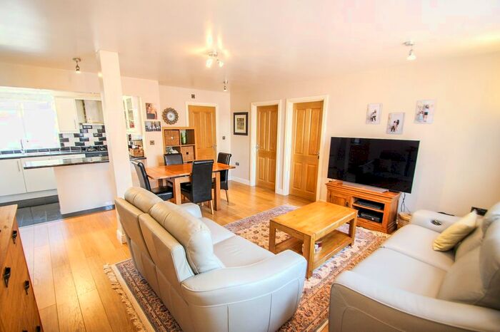 2 Bedroom Flat To Rent In Upper Farm Road, West Molesey, KT8