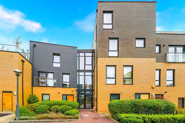 2 Bedroom Flat For Sale In Barn Street, Stoke Newington, N16