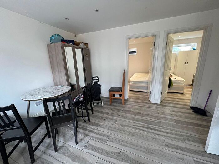 2 Bedroom Flat To Rent In Kings Avenue, Chadwell Heath, Romford, RM6