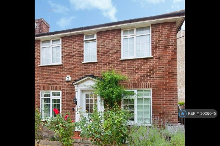 2 Bedroom Maisonette To Rent In Whetstone Close, London, N20