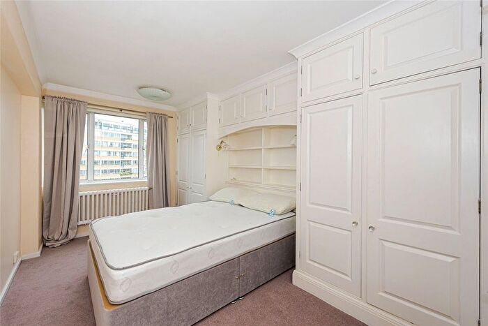 2 Bedroom Flat To Rent In Churchill Gardens, London, Uk, SW1V