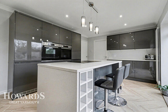 5 Bedroom Detached House For Sale In Beach Road, Hemsby, NR29