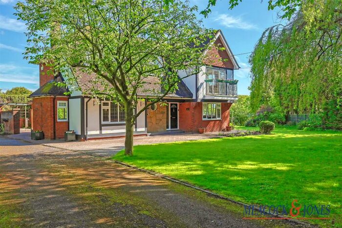 4 Bedroom Detached House For Sale In Doddinghurst Road, Pilgrims Hatch, Brentwood, CM15